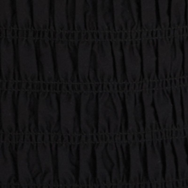Acercamiento al tejido con lastex del vestido, mostrando los detalles texturizados.