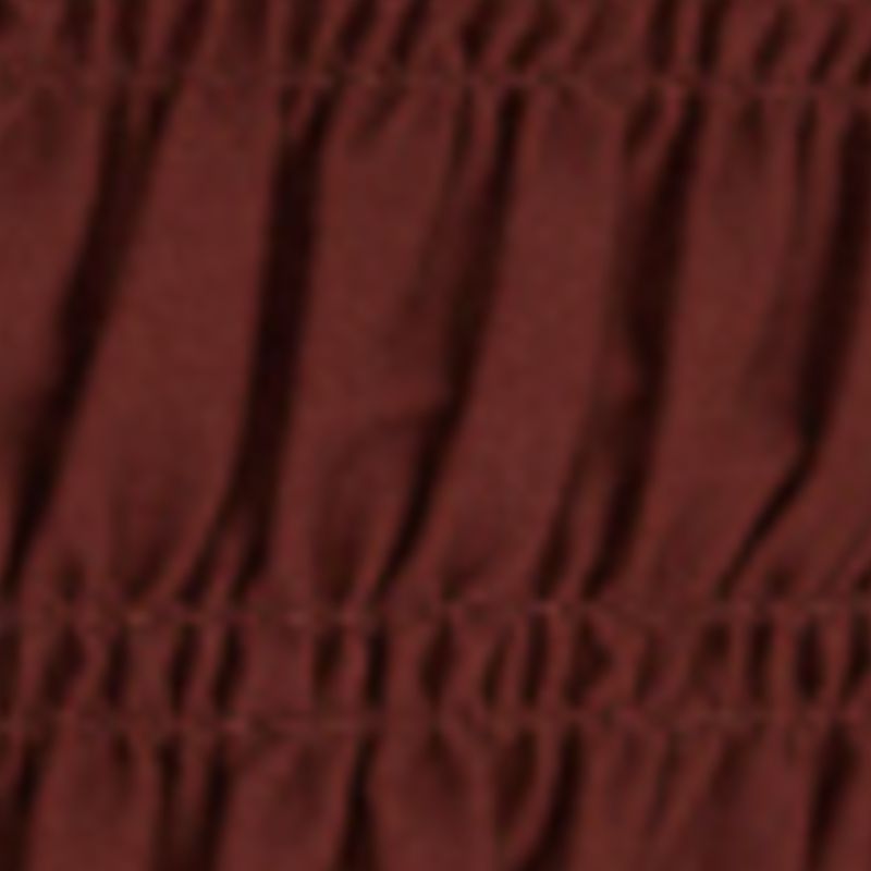 Close-up de la tela con fruncido elástico del vestido bicolor.