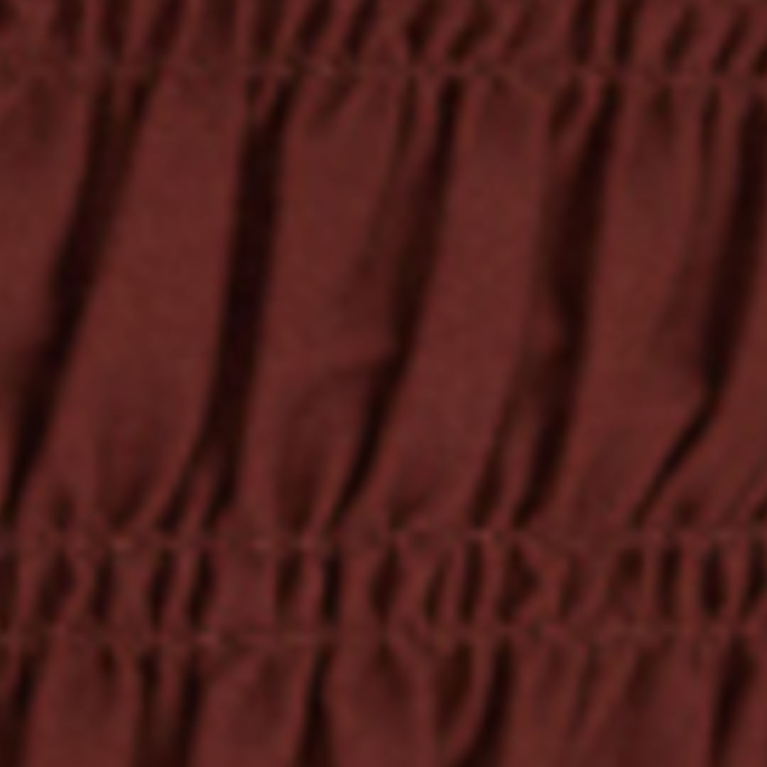Close-up de la tela con fruncido elástico del vestido bicolor.