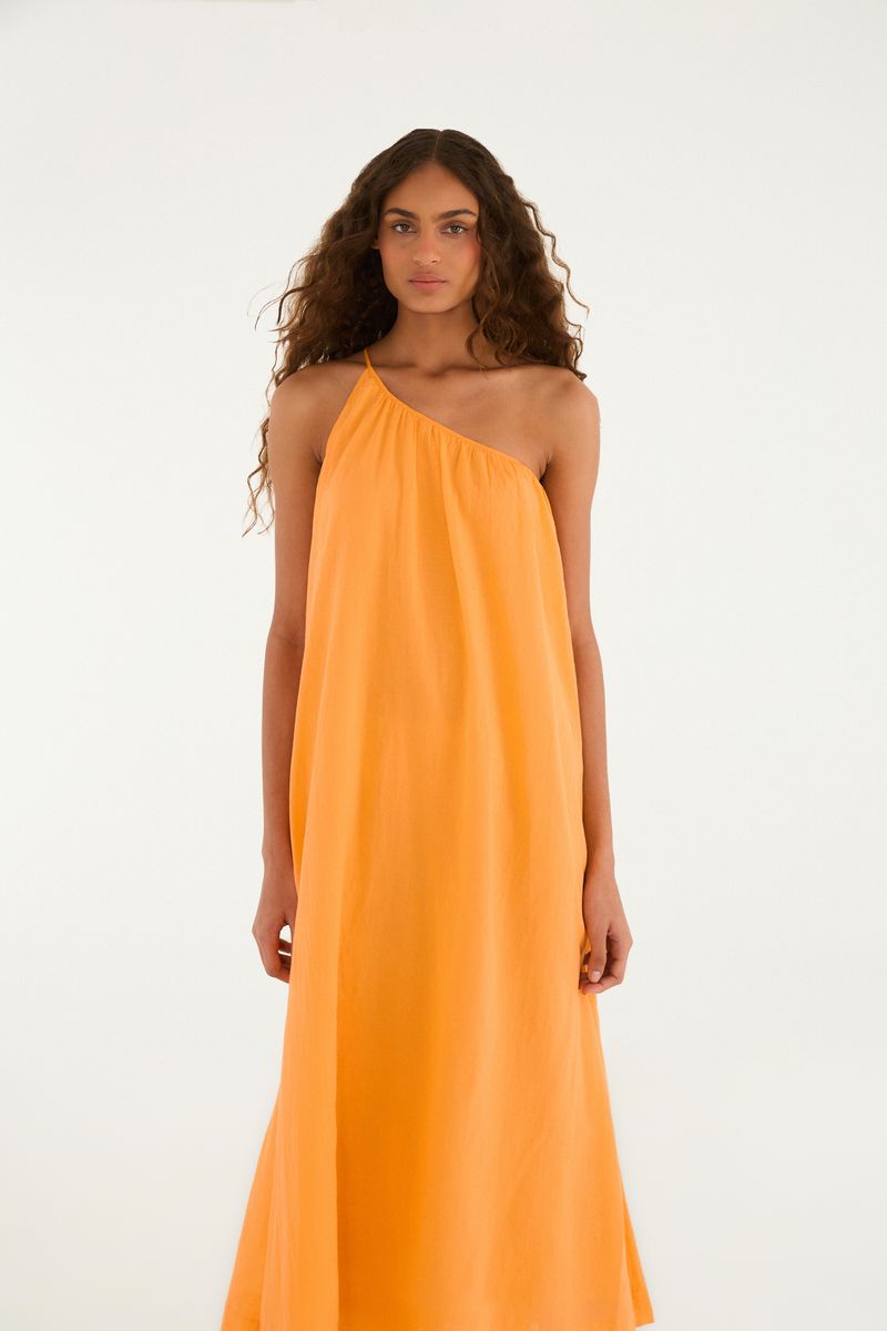 Vestido largo naranja con diseño de un solo hombro, exhibido de espaldas.