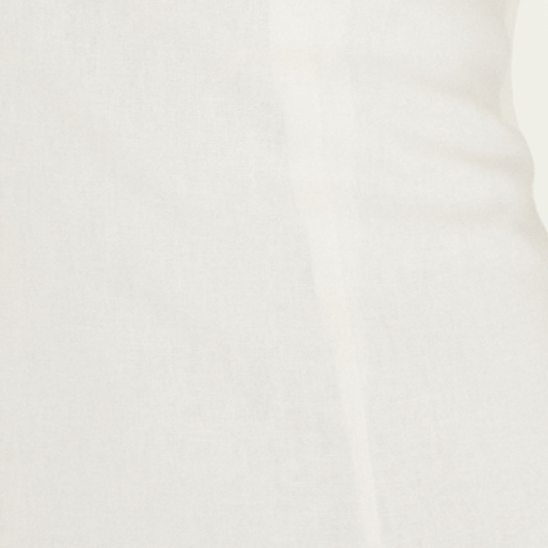 Detalle de la tela blanca del vestido.