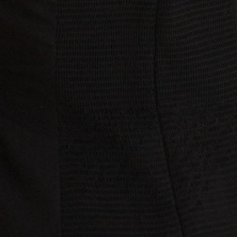Detalle del tejido negro del vestido corto baloné sin tirantes, mostrando la textura y acabado.