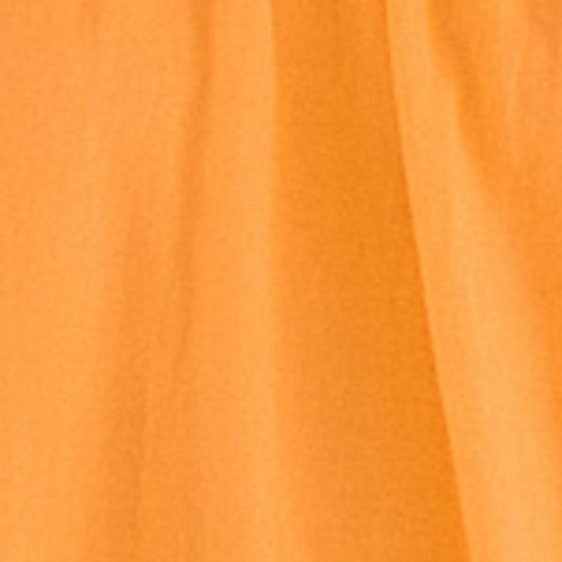 Primer plano de la tela naranja del vestido largo con diseño de un solo hombro.