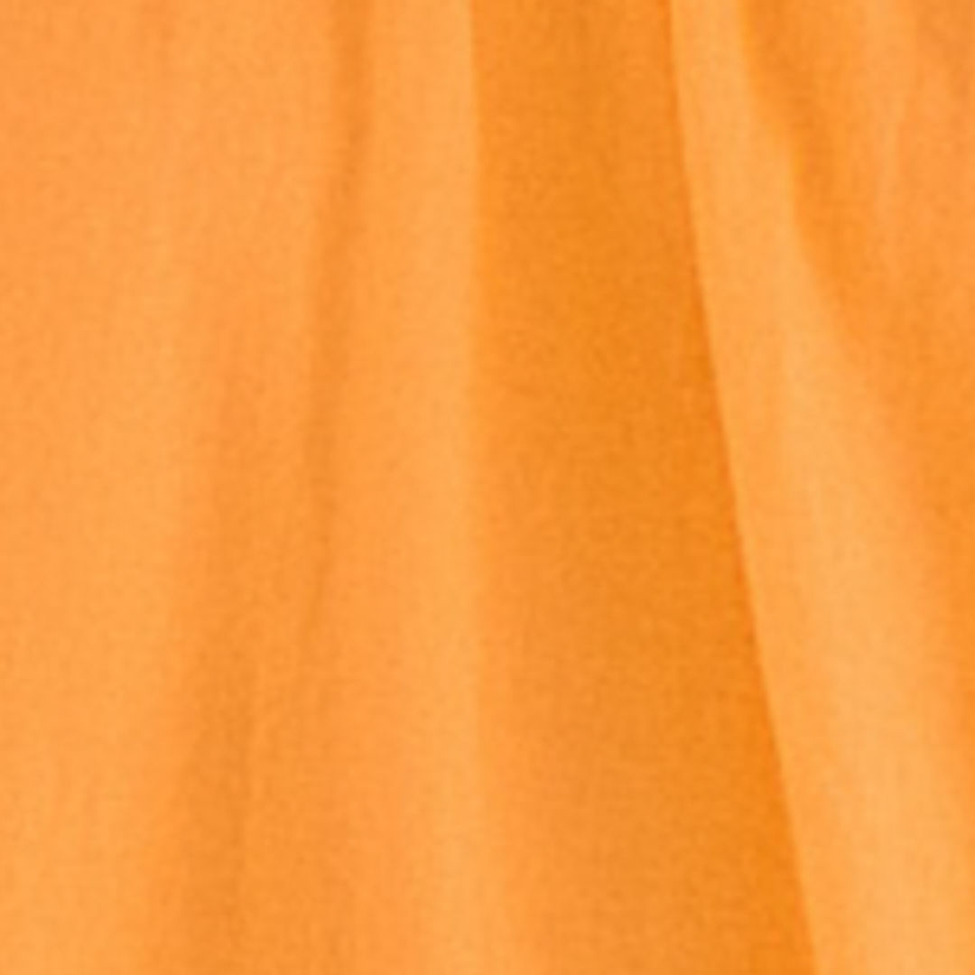 Primer plano de la tela naranja del vestido largo con diseño de un solo hombro.
