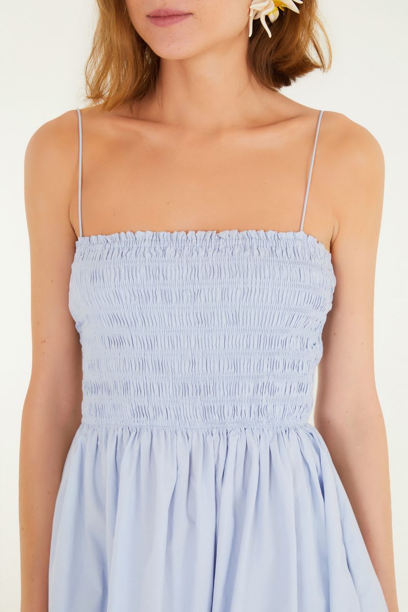Detalle del elástico en la parte superior del vestido corto azul claro.