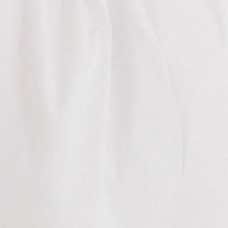 Primer plano de la tela blanca del vestido corto con elástico y tirantes.