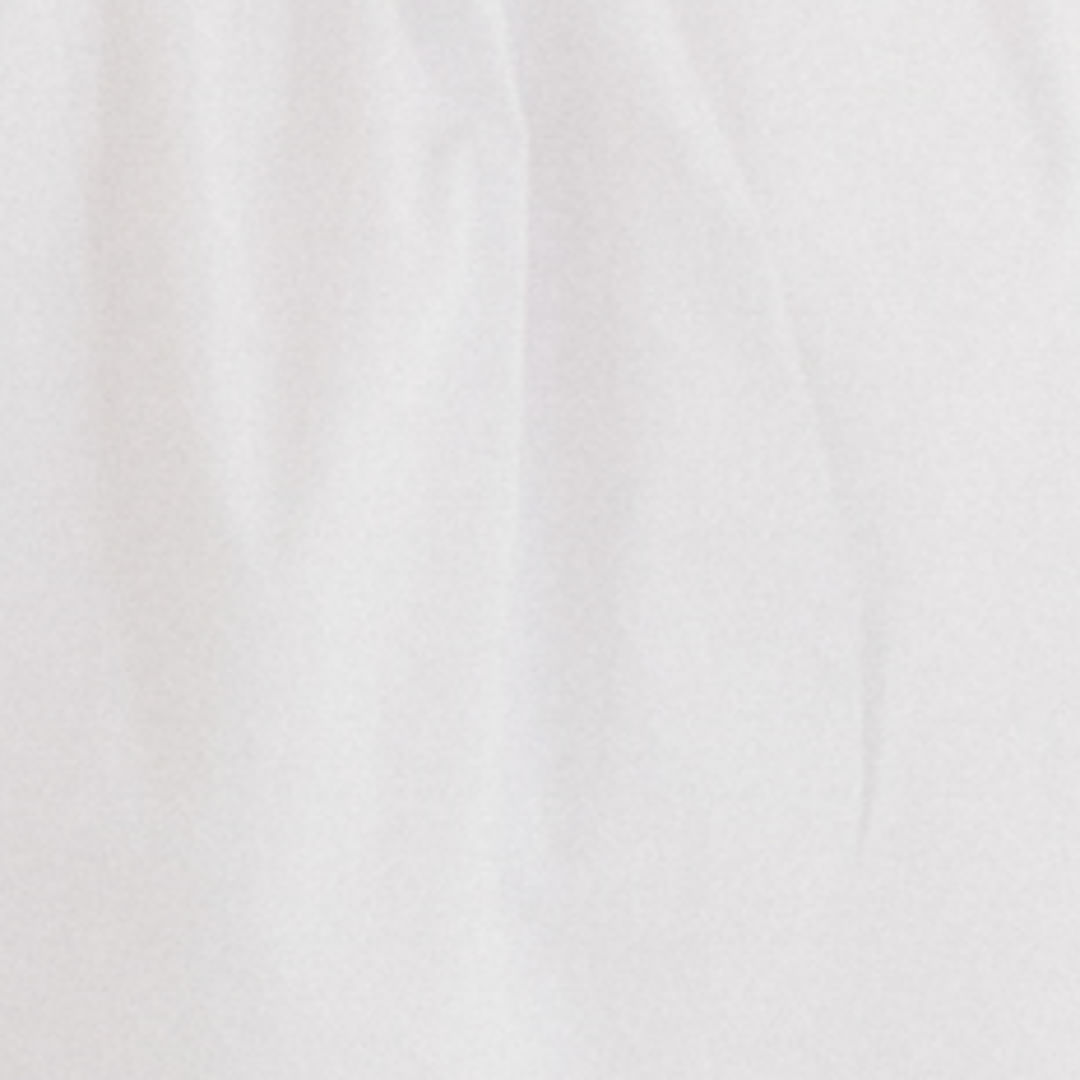 Primer plano de la tela blanca del vestido corto con elástico y tirantes.