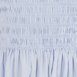 Close-up de la tela con el elástico del vestido corto azul claro.