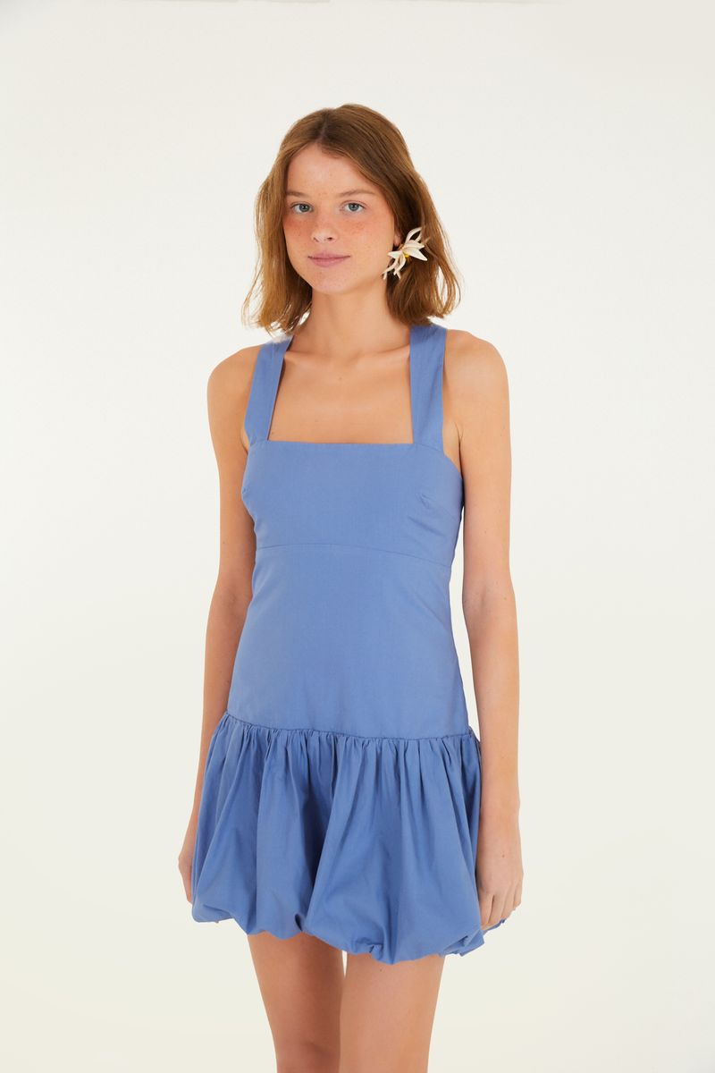 Vestido corto azul con tirantes anchos y detalle baloné en el borde, visto desde el frente.