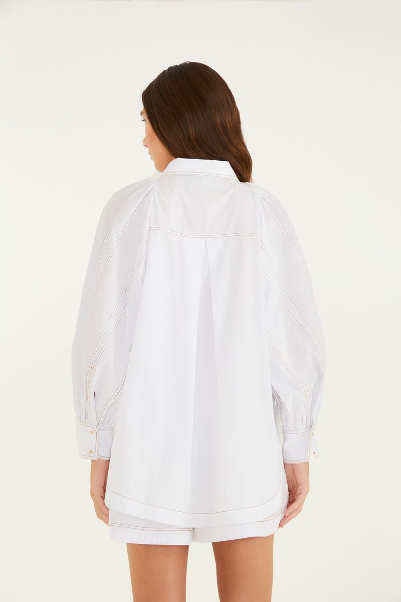Vista posterior de la camisa blanca con mangas abullonadas.