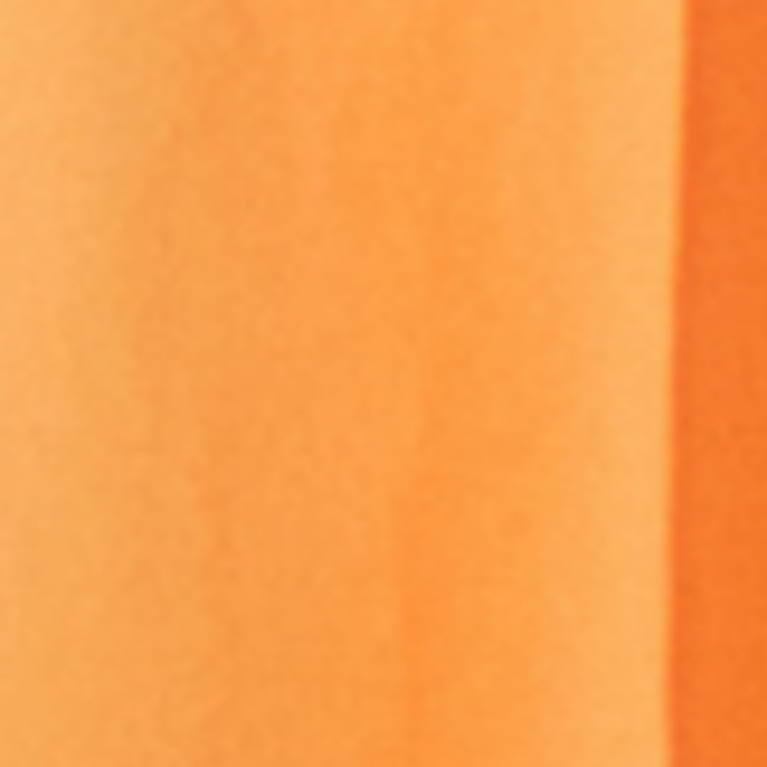 Primer plano del tejido sólido y vibrante de la camisa.