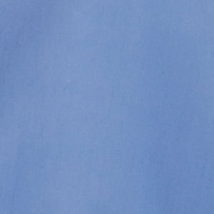 Detalle del tejido azul de la camisa.