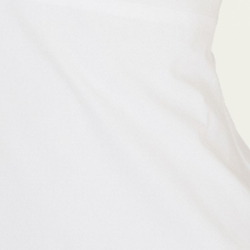 Acercamiento de la tela blanca del vestido corto balón con tirantes anchos.