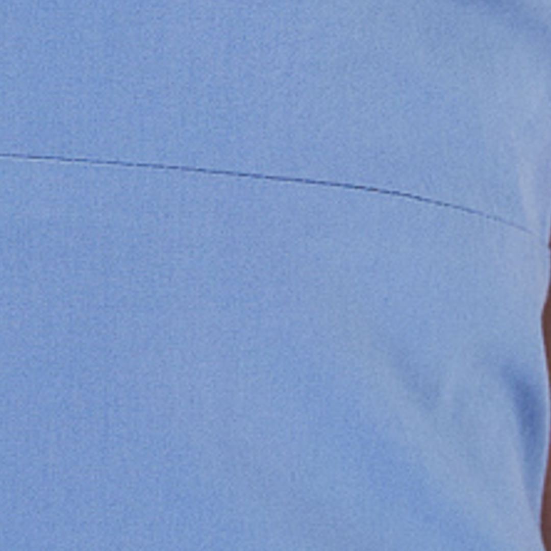 Detalle cercano de la tela azul del vestido mostrando textura y acabado.