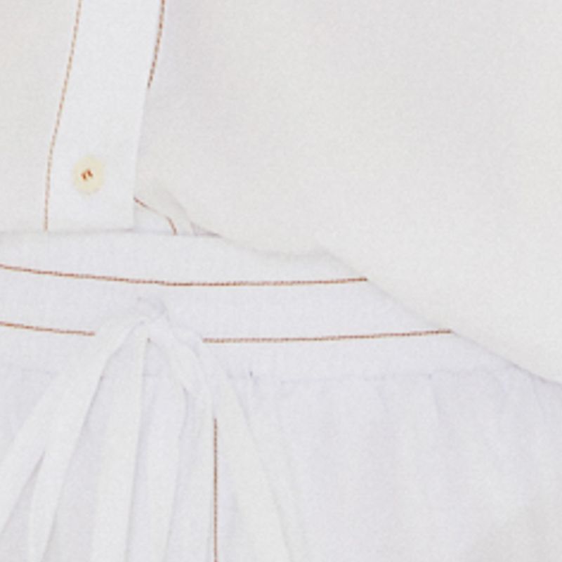 Detalle del pespunte en la cintura del short blanco.