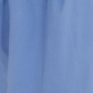 Detalle de la tela azul del short mostrando textura y acabado.