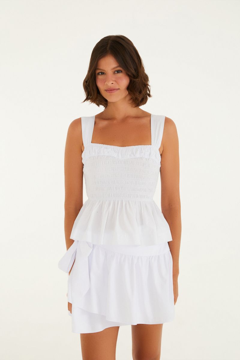 Blusa estilo peplum con smock, vista lateral.