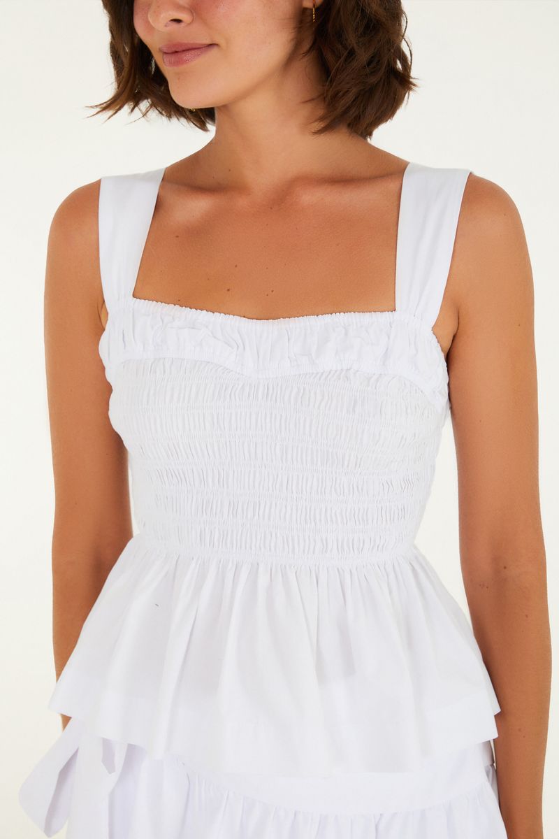 Blusa estilo peplum con smock, vista trasera con amarre.