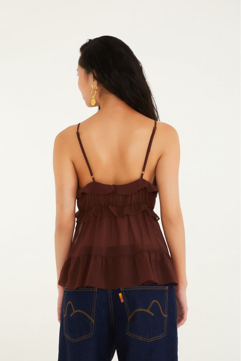 Blusa femenina con volantes y tirantes vista de espaldas, evidenciando los tirantes finos.