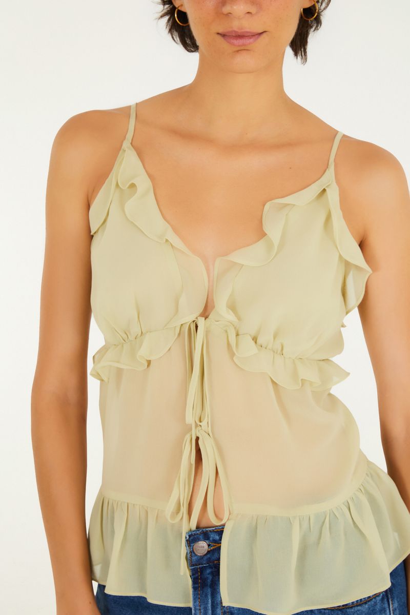 Detalle de la tela ligera y volantes de la blusa.