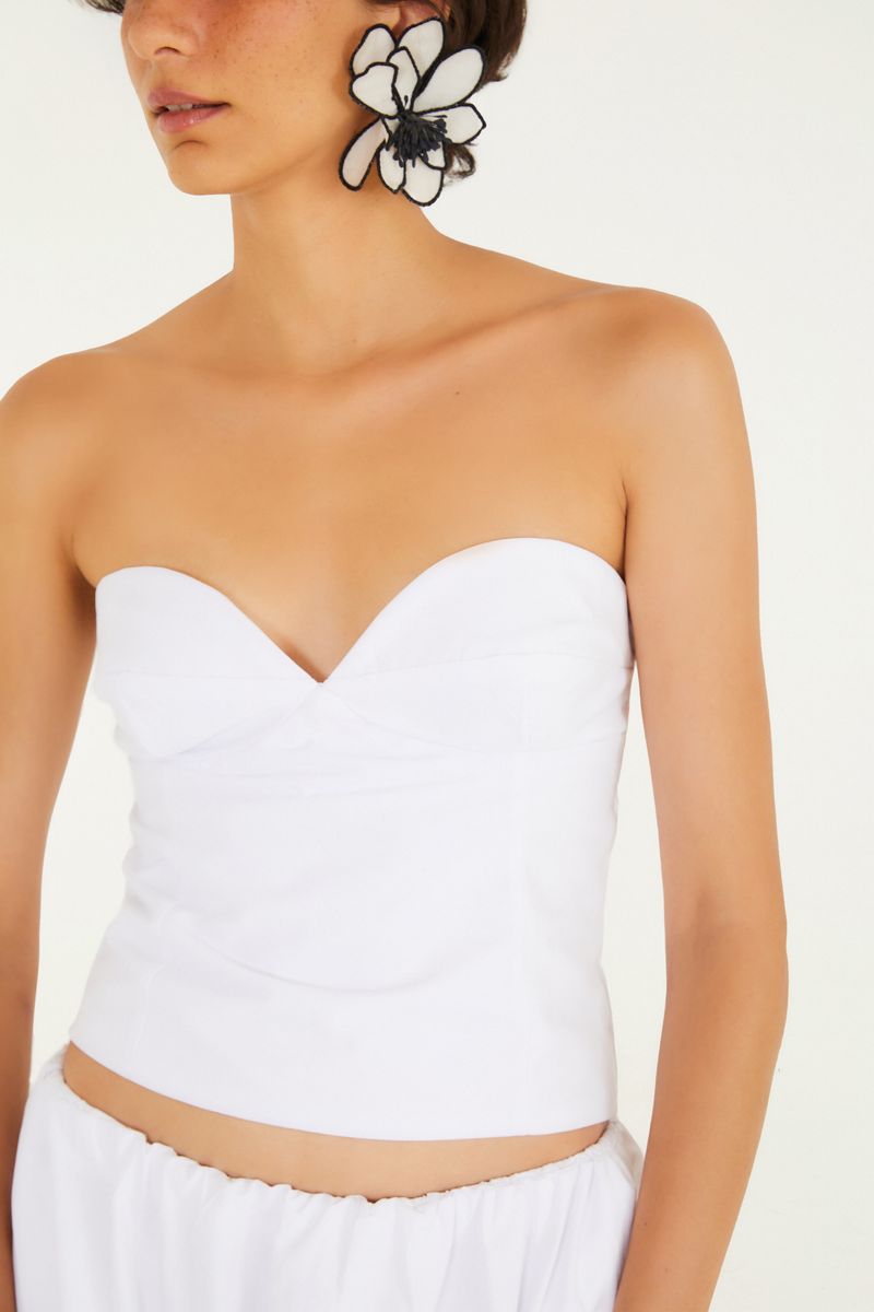 Detalle de la tela de la Blusa Balone Con Tiras, evidenciando su textura sólida.