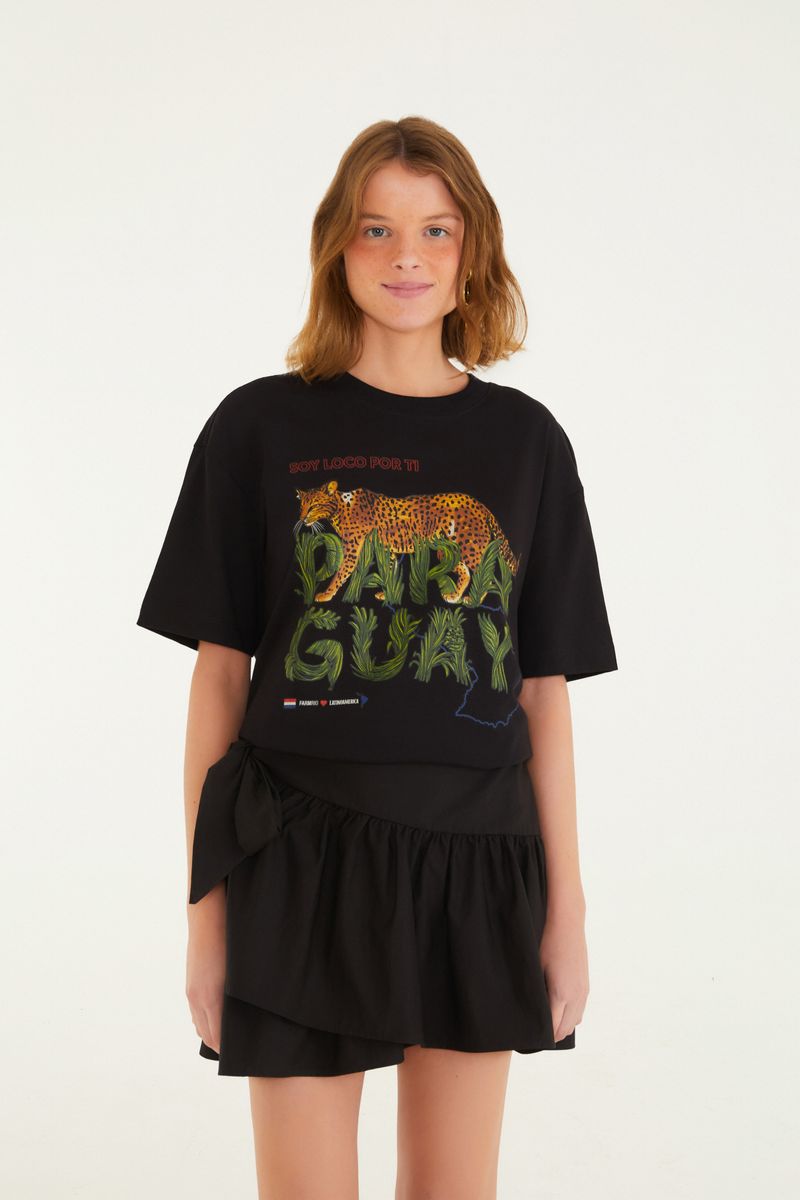 Vista frontal de la falda negra con lazado, combinada con una camiseta.