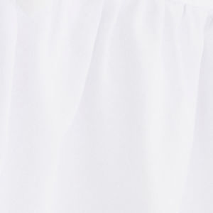 Detalle de la textura del tejido blanco de la falda.