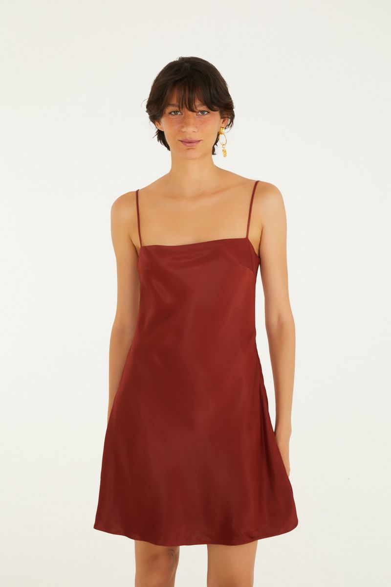 Vestido corto en tela jacquard roja con tiras delgadas, vista frontal.