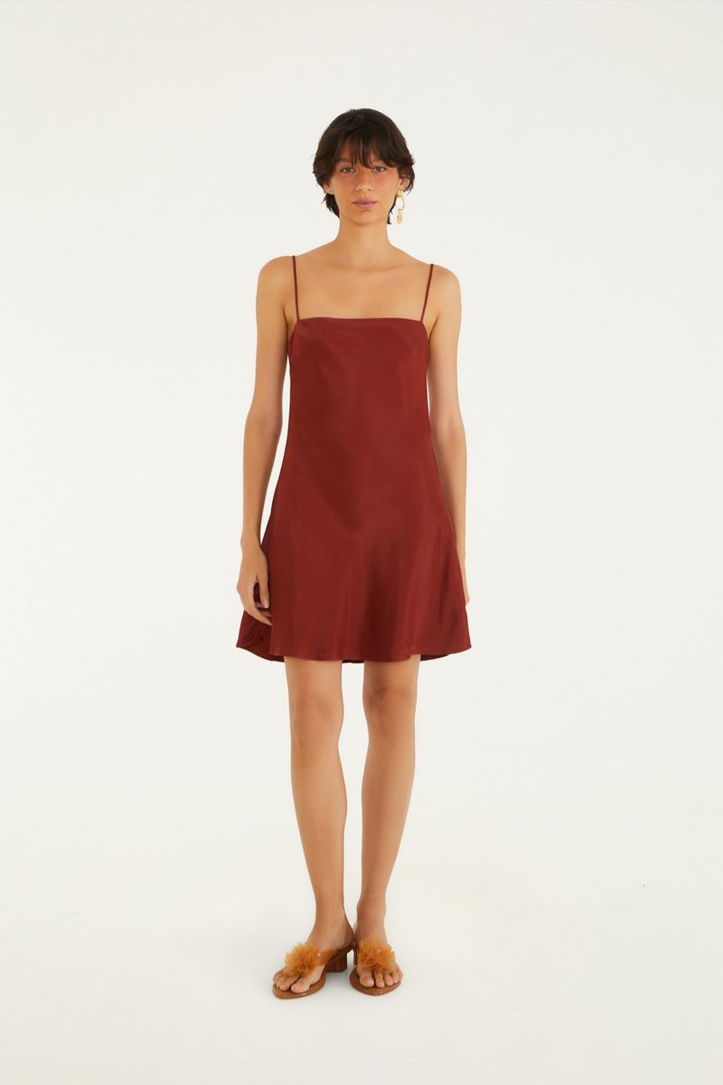 Vestido corto en tela jacquard roja con tiras delgadas, vista trasera.