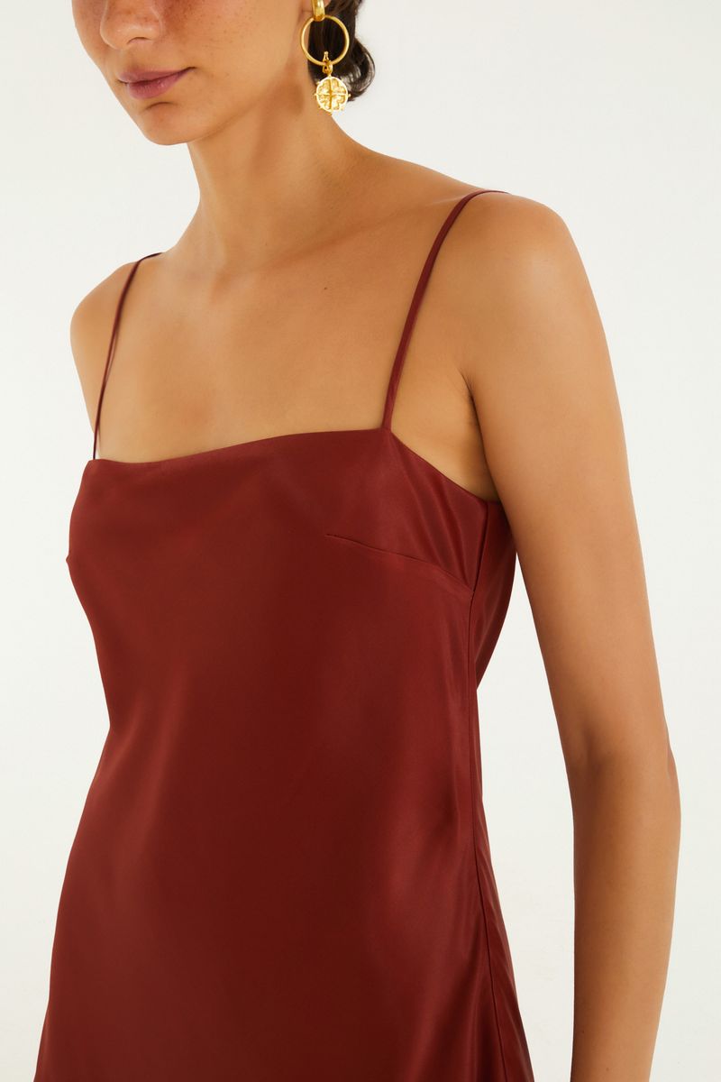 Detalle del escote del vestido corto en tela jacquard roja.