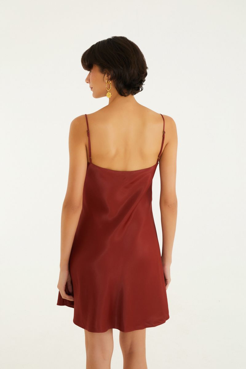 Vista lateral del vestido corto en tela jacquard roja.