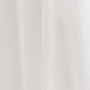 Detalle de la tela blanca de la falda larga.