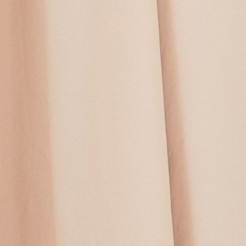Imagen de una falda larga beige con fruncido en la cintura, detalle del tejido.