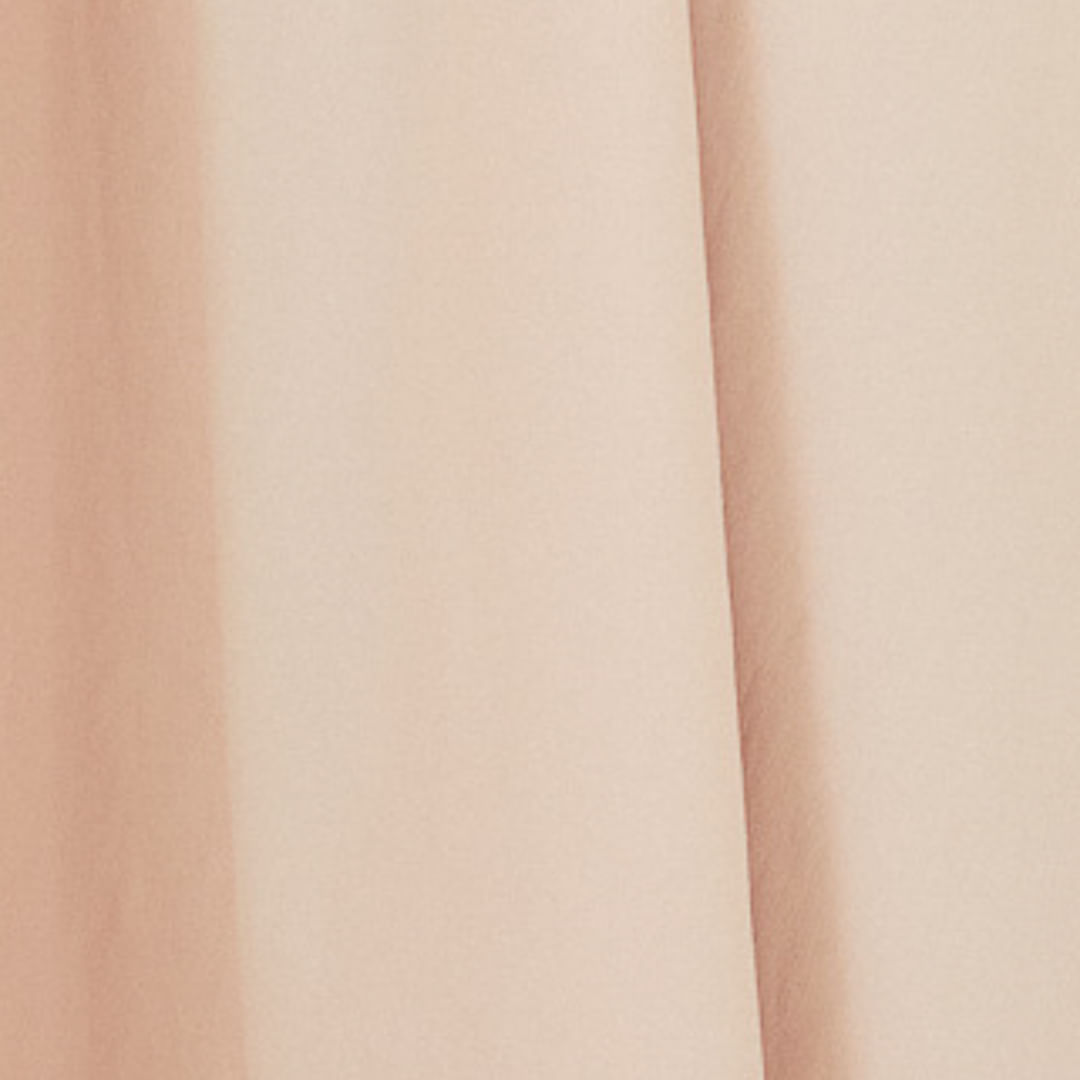 Imagen de una falda larga beige con fruncido en la cintura, detalle del tejido.