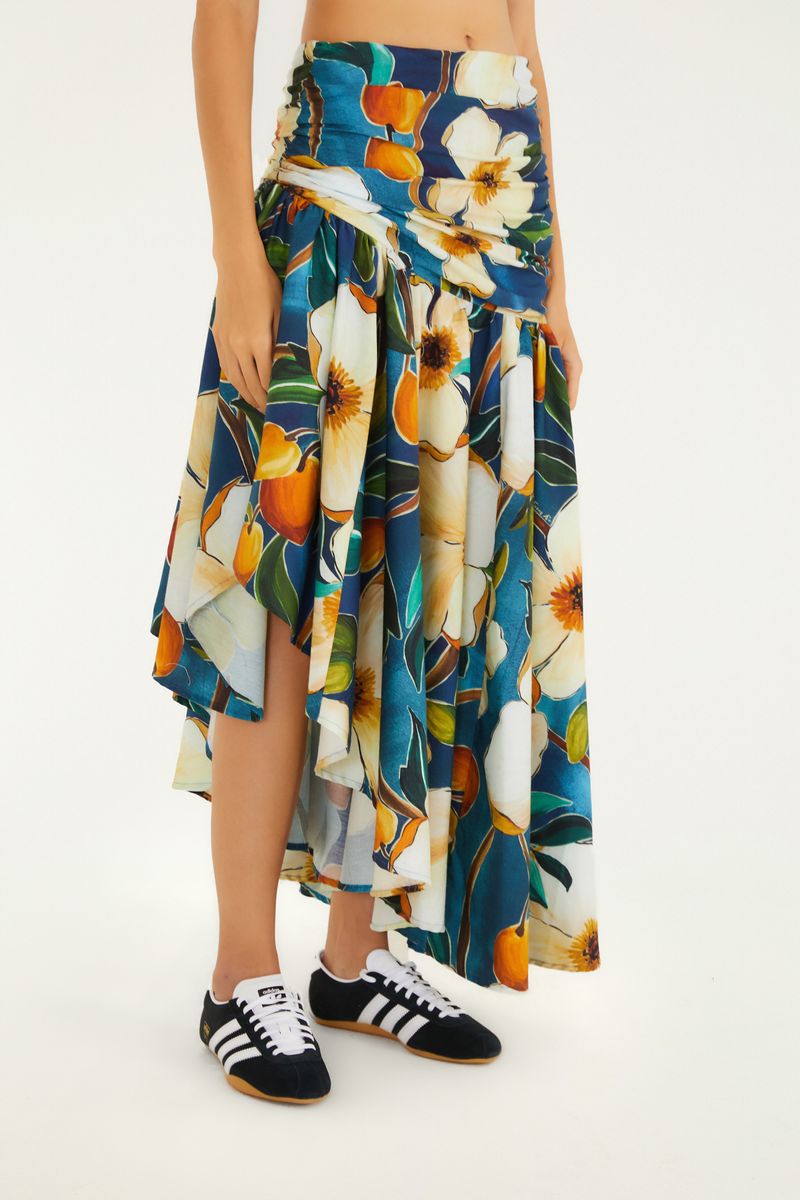 Falda Jardín Litoral con diseño fluido y estampado floral vibrante, vista completa.