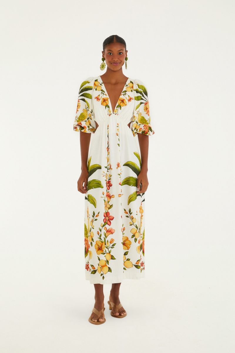 Vista completa frontal del vestido estampado con patrón tropical.