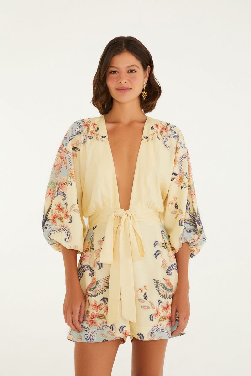Imagen de un enterizo estilo boho con estampado floral, escote en V y mangas largas.