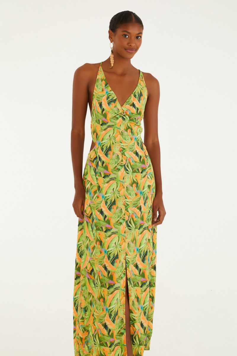 Imagen de una mujer vistiendo un vestido largo estampado con motivos de bosque y aves, vista frontal.