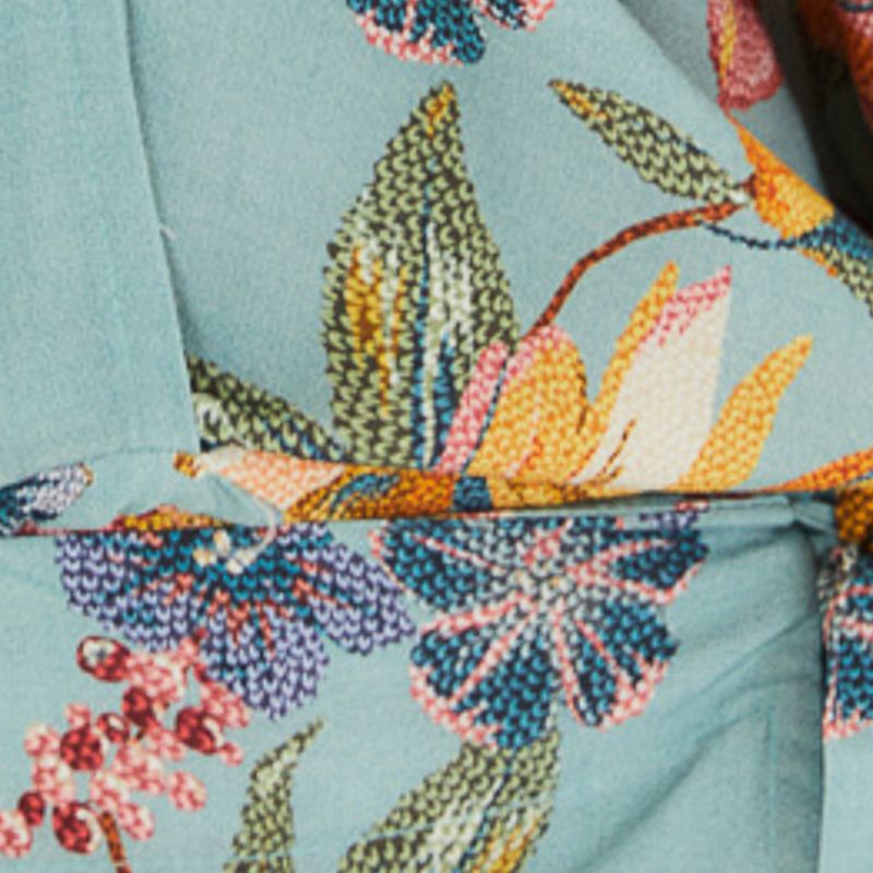 Close-up del estampado floral detallado en la tela del enterizo.