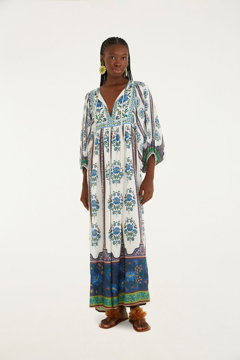 Vestido estampado con diseño floral azul y verde, de longitud larga, mangas abullonadas y escote en V.