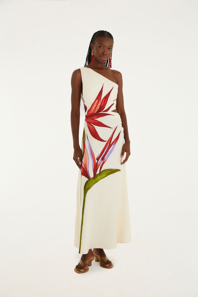 Maxi vestido con estampado de flores tropicales en fondo claro, vista frontal.