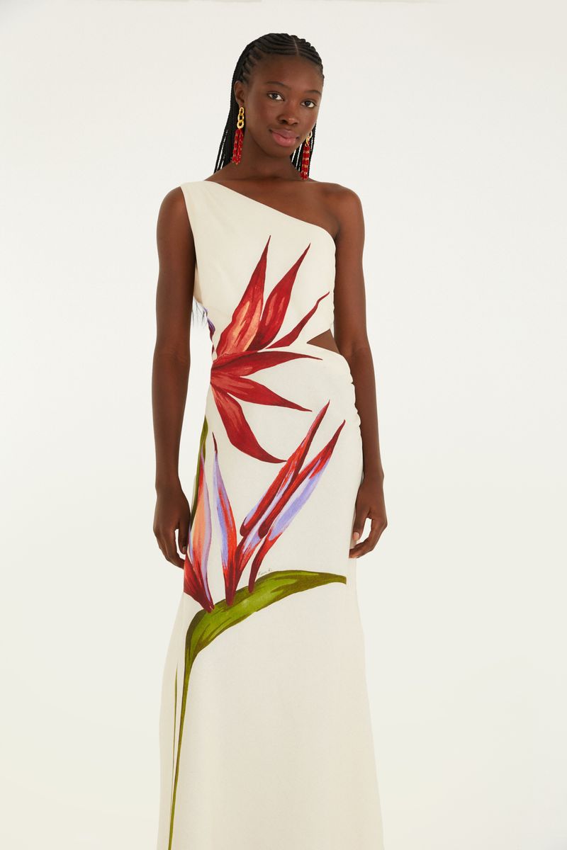 Maxi vestido con estampado de flores tropicales en fondo claro, vista trasera.