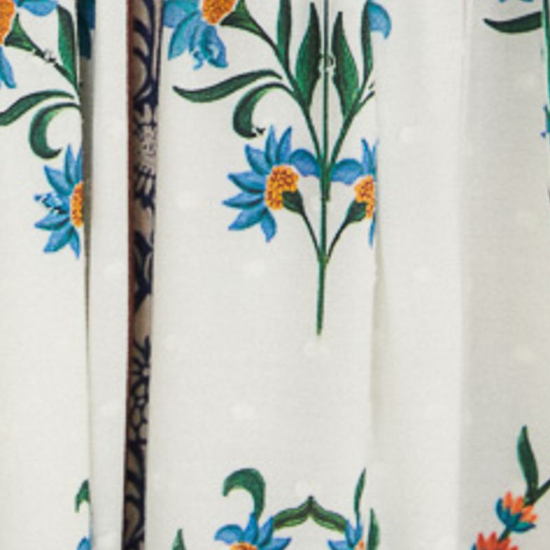 Primer plano de la tela del vestido mostrando el diseño floral detallado.
