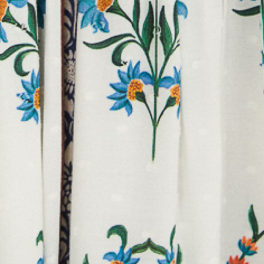 Primer plano de la tela del vestido mostrando el diseño floral detallado.