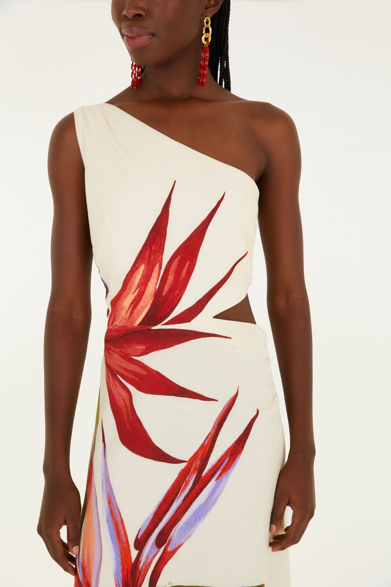 Detalle del escote asimétrico del maxi vestido con estampado tropical.