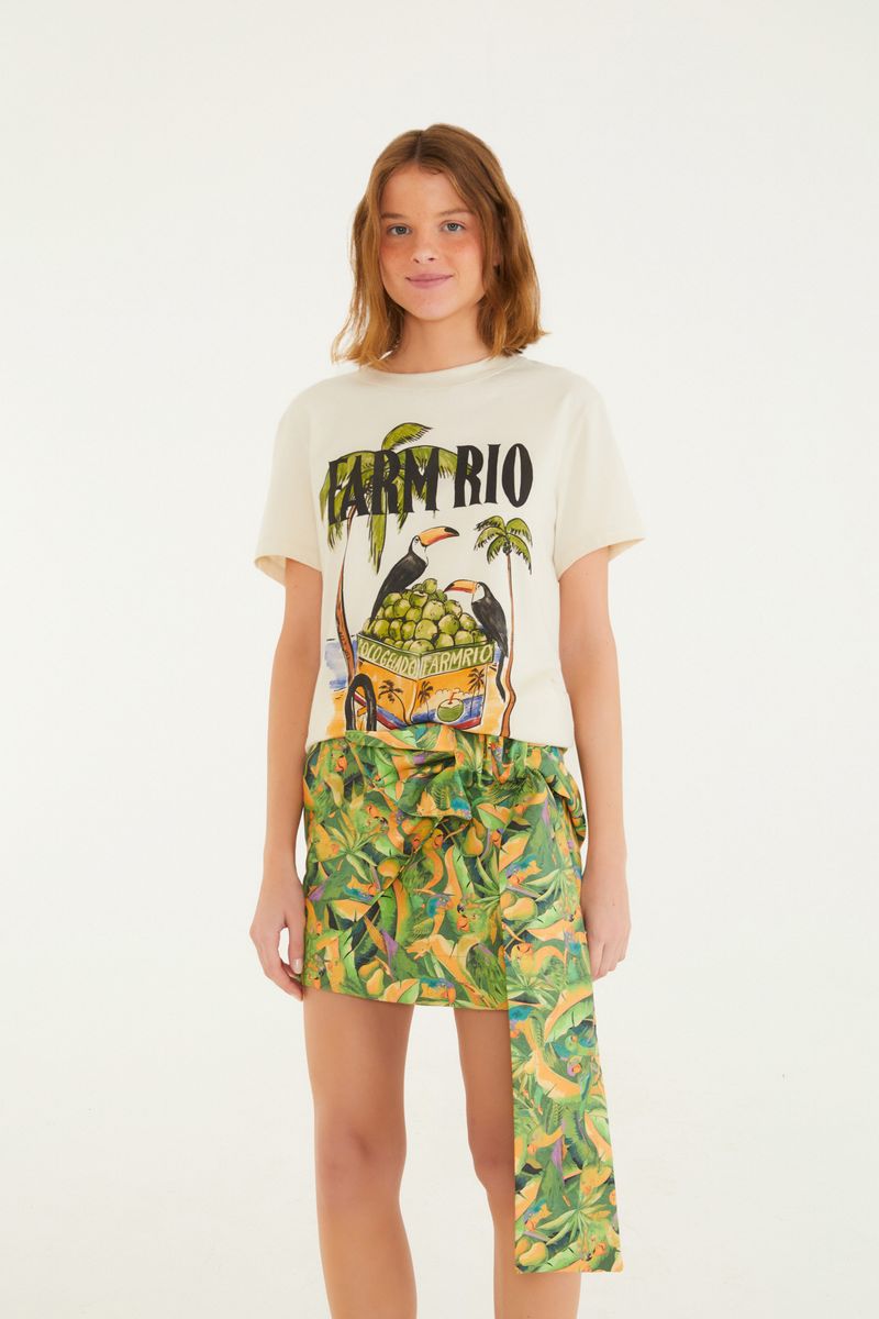 Vista frontal completa de la falda con estampado tropical, combinada con una camiseta.