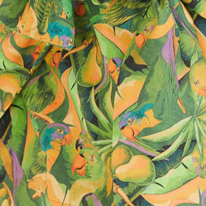 Vista trasera de la falda con estampado tropical mostrando el ajuste en la cintura.