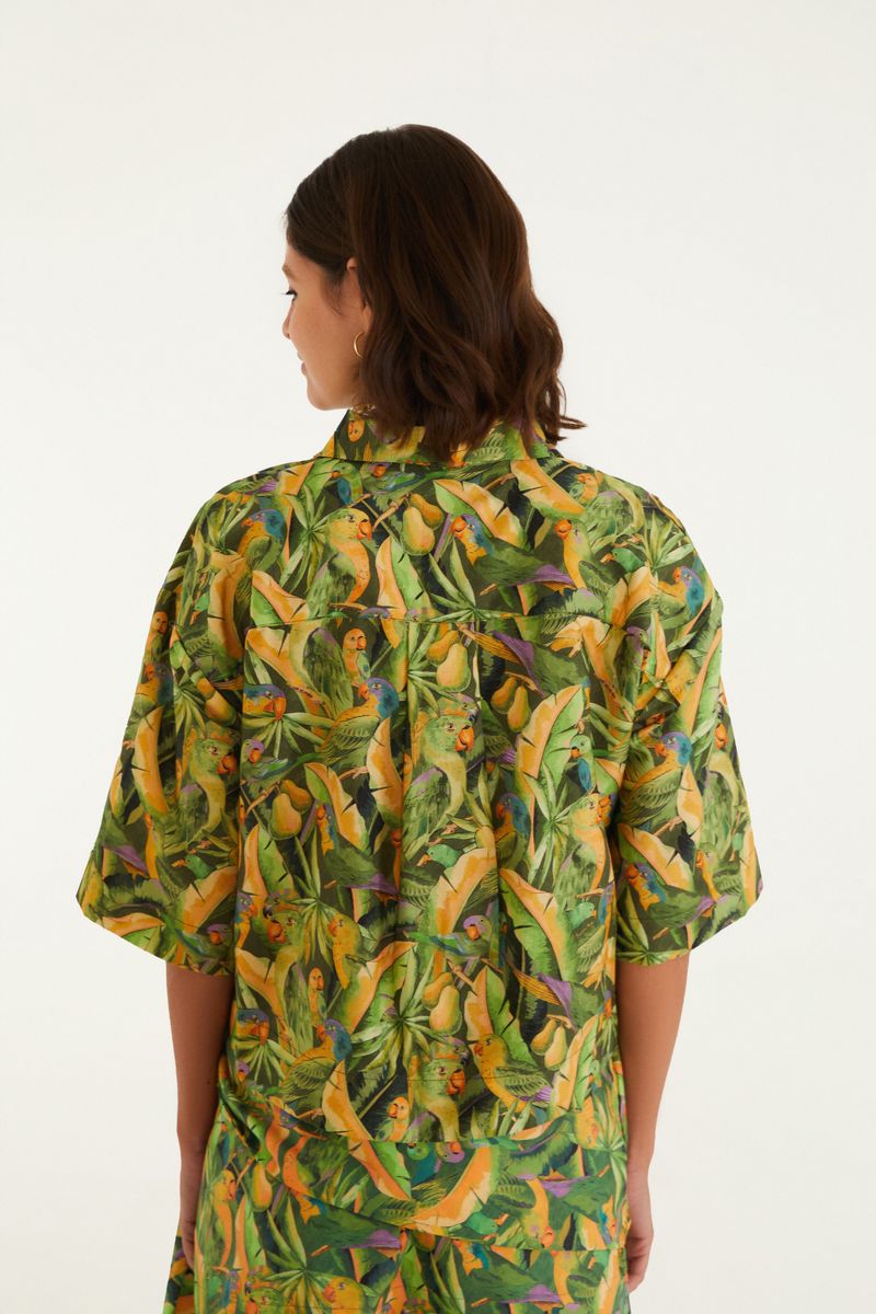 Vista trasera de la camisa estampada con tema tropical.