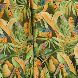 Acercamiento del estampado tropical con aves y follajes.