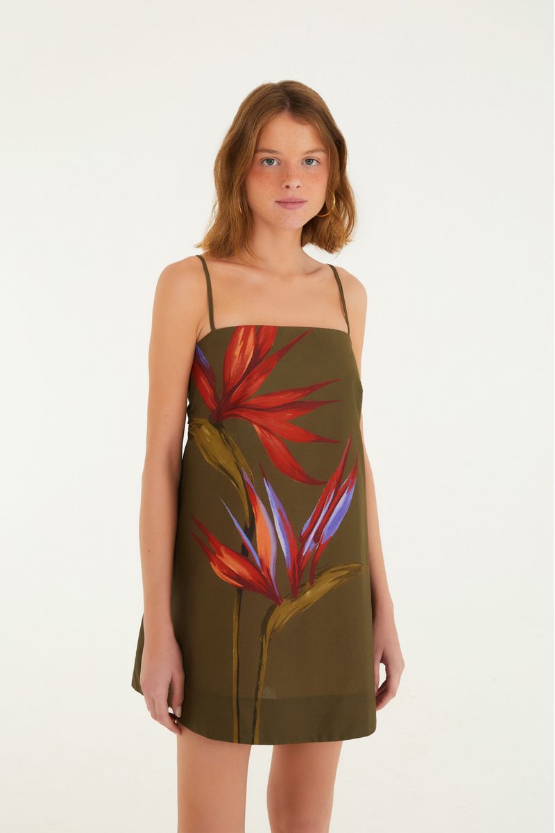 Vista frontal del vestido corto con estampado floral, mostrando el diseño elegante y colores vibrantes.